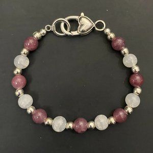 Beaded bracelet with heart clasp - pink and white beads